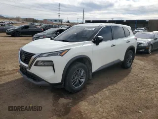 2022 Nissan Rogue S z VIN 5N1BT3AB2NC674895, wystawiony jako Copart lot #45394815 z przebiegiem 49 594 mil mil oraz Czysty tytuł • Clean title. Historia ofert i sprzedaży dostępna na DreamBid. Obrazek 1.