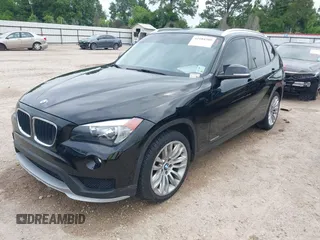 2015 BMW X1 sDrive28i z VIN WBAVM1C58FV314530, wystawiony jako IAAI lot #42184209 z przebiegiem 148 619 mil mil oraz . Historia ofert i sprzedaży dostępna na DreamBid. Obrazek 2.