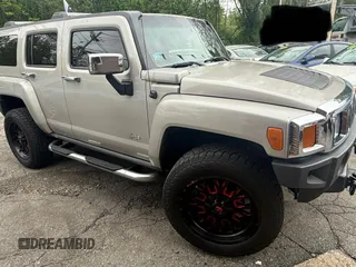 2006 Hummer H3 z VIN 5GTDN136268141339, wystawiony jako Copart lot #57709435 z przebiegiem 93 683 mil mil oraz Tytuł czysty. Historia ofert i sprzedaży dostępna na DreamBid. Obrazek 1.