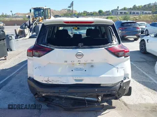 2023 Nissan Rogue S z VIN 5N1BT3AA8PC930807, wystawiony jako IAAI lot #42380612 z przebiegiem 5 050 mil mil oraz . Historia ofert i sprzedaży dostępna na DreamBid. Obrazek 6.