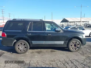 2007 Lincoln Navigator z VIN 5LMFU275X7LJ17484, wystawiony jako IAAI lot #41377997 z przebiegiem 159 418 mil mil oraz . Historia ofert i sprzedaży dostępna na DreamBid. Obrazek 13.