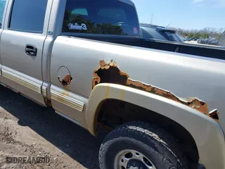 2002 Chevrolet Silverado 2500HD LS with VIN 1GCHK23U82F237150, listed as a IAAI auction lot 41918083 with 173,724 mi miles. Bid and sale history available at carsss.com. Image 18.