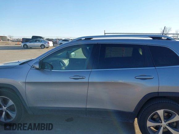 2019 Jeep Cherokee Limited with VIN 1C4PJMDN0KD180598, listed as a IAAI auction lot 41433530 with 137,398 mi miles. Bid and sale history available at carsss.com. Image 15.