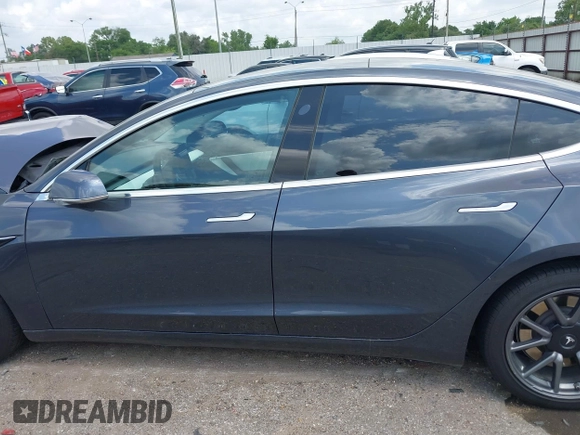 2020 Tesla Model 3 Long Range z VIN 5YJ3E1EB5LF801592, wystawiony jako IAAI lot #42096859 z przebiegiem 68 002 mil mil oraz . Historia ofert i sprzedaży dostępna na DreamBid. Obrazek 14.