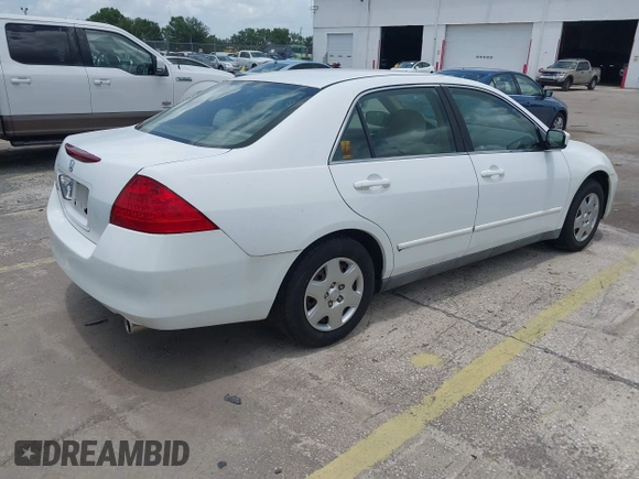 2007 Honda Accord LX z VIN 1HGCM56427A190270, wystawiony jako IAAI lot #42448302 z przebiegiem 145 180 mil mil oraz . Historia ofert i sprzedaży dostępna na DreamBid. Obrazek 4.