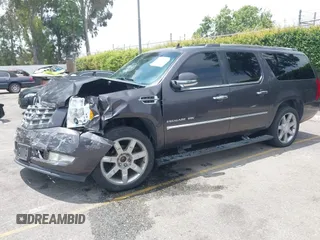 2011 Cadillac Escalade ESV Premium z VIN 1GYS4JEF2BR149146, wystawiony jako IAAI lot #42370325 z przebiegiem 68 787 mil mil oraz . Historia ofert i sprzedaży dostępna na DreamBid. Obrazek 20.