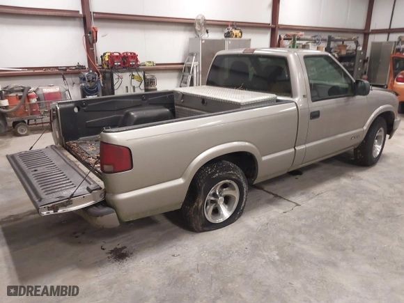 2000 Chevrolet S-10 LS with VIN 1GCCS1446YK192616, listed as a IAAI auction lot 41562966 with 289,447 mi miles. Bid and sale history available at carsss.com. Image 4.