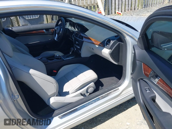 2014 Mercedes-Benz C 250 z VIN WDDGJ4HB2EG199369, wystawiony jako IAAI lot #42287574 z przebiegiem 19 774 mil mil oraz . Historia ofert i sprzedaży dostępna na DreamBid. Obrazek 5.