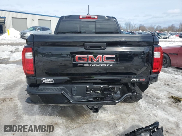 2024 GMC Canyon 4WD AT4 z VIN 1GTP6DEK7R1219298, wystawiony jako Copart lot #46954975 z przebiegiem 5325 mil mil oraz Szkody całkowita. Historia ofert i sprzedaży dostępna na DreamBid. Obrazek 6.