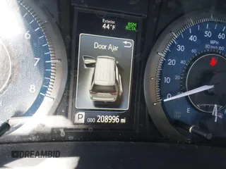 2018 Toyota Sienna XLE Auto Access Seat with VIN 5TDYZ3DC5JS914497, listed as a IAAI auction lot 41206120 with 208,996 mi miles. Bid and sale history available at carsss.com. Image 16.