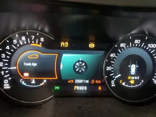2015 Lincoln MKZ z VIN 3LN6L2J96FR600052, wystawiony jako Copart lot #56194715 z przebiegiem 259 911 mil mil oraz Szkoda całkowita • Salvage title. Historia ofert i sprzedaży dostępna na DreamBid. Obrazek 9.