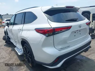 2023 Toyota Highlander L z VIN 5TDKDRAHXPS520803, wystawiony jako IAAI lot #42584854 z przebiegiem 11 561 mil mil oraz . Historia ofert i sprzedaży dostępna na DreamBid. Obrazek 3.