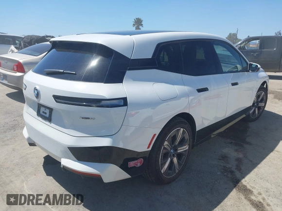 2024 BMW iX xDrive50 z VIN WB523CF08RCR16666, wystawiony jako IAAI lot #41974529 z przebiegiem 3751 mil mil oraz . Historia ofert i sprzedaży dostępna na DreamBid. Obrazek 4.