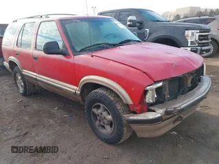1997 Chevrolet Blazer LS z VIN 1GNDT13W9V2250788, wystawiony jako IAAI lot #41630987 z przebiegiem 148 474 mil mil oraz . Historia ofert i sprzedaży dostępna na DreamBid. Obrazek 1.