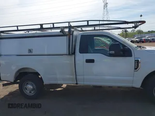 2018 Ford F-250 XL z VIN 1FTBF2A60JEC83073, wystawiony jako IAAI lot #41897105 z przebiegiem 115 228 mil mil oraz . Historia ofert i sprzedaży dostępna na DreamBid. Obrazek 13.