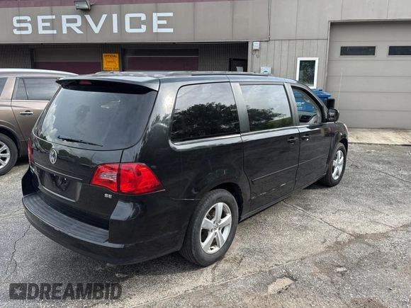 2011 Volkswagen Routan SE z VIN 2V4RW3DG6BR803179, wystawiony jako Copart lot #61144745 z przebiegiem 151 556 mil mil oraz Czysty tytuł • Clean title. Historia ofert i sprzedaży dostępna na DreamBid. Obrazek 4.