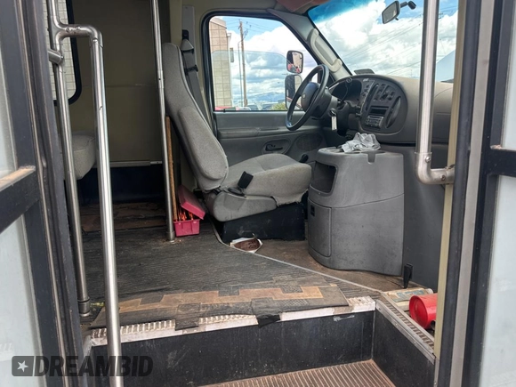 2005 Ford Econoline Cargo z VIN 1FDXE45S15HA86103, wystawiony jako Copart lot #57463555 z przebiegiem 41 714 mil mil oraz Czysty tytuł • Clean title. Historia ofert i sprzedaży dostępna na DreamBid. Obrazek 5.