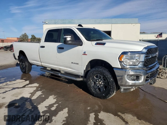 2024 Ram 2500 Big Horn z VIN 3C6UR5JL3RG337551, wystawiony jako Copart lot #47143015 z przebiegiem 12 473 mil mil oraz Czysty tytuł • Clean title. Historia ofert i sprzedaży dostępna na DreamBid. Obrazek 4.