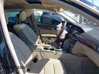 2013 Mercedes-Benz C 300 Sport z VIN WDDGF8AB7DR286299, wystawiony jako IAAI lot #42646185 z przebiegiem 108 569 mil mil oraz . Historia ofert i sprzedaży dostępna na DreamBid. Obrazek 5.