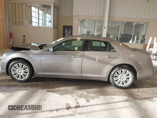 2014 Chrysler 300 C z VIN 2C3CCAKG6EH273214, wystawiony jako IAAI lot #41656641 z przebiegiem 211 121 mil mil oraz . Historia ofert i sprzedaży dostępna na DreamBid. Obrazek 13.