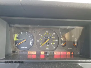 1990 Volvo 240 z VIN YV1AA8859L1850752, wystawiony jako Copart lot #75105154 z przebiegiem 200 907 mil mil oraz Tytuł czysty. Historia ofert i sprzedaży dostępna na DreamBid. Obrazek 9.