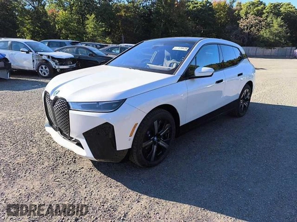 2025 BMW iX xDrive50 z VIN WB523CF00SCS98944, wystawiony jako Copart lot #79060344 z przebiegiem 8 mil mil oraz Szkoda całkowita • Salvage title. Historia ofert i sprzedaży dostępna na DreamBid. Obrazek 1.