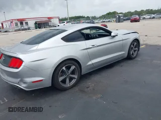2015 Ford Mustang V6 z VIN 1FA6P8AM1F5316868, wystawiony jako IAAI lot #42618687 z przebiegiem 93 238 mil mil oraz . Historia ofert i sprzedaży dostępna na DreamBid. Obrazek 4.