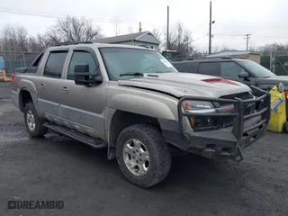 2002 Chevrolet Avalanche with VIN 3GNEK13T82G322323, listed as a IAAI auction lot 41725728 with 225,931 mi miles. Bid and sale history available at carsss.com. Image 1.