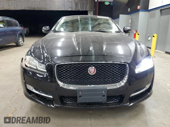 2016 Jaguar XJ R-Sport z VIN SAJWJ1CD0G8V98860, wystawiony jako Copart lot #79899934 z przebiegiem 72 410 mil mil oraz Czysty tytuł • Clean title. Historia ofert i sprzedaży dostępna na DreamBid. Obrazek 5.