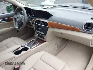 2012 Mercedes-Benz C 300 Sport z VIN WDDGF8BB6CR227659, wystawiony jako IAAI lot #42707331 z przebiegiem 131 822 mil mil oraz . Historia ofert i sprzedaży dostępna na DreamBid. Obrazek 5.