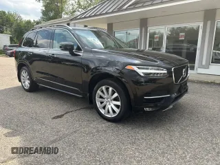 2016 Volvo XC90 T6 Momentum z VIN YV4A22PK7G1092761, wystawiony jako Copart lot #60902205 z przebiegiem 119 018 mil mil oraz Czysty tytuł • Clean title. Historia ofert i sprzedaży dostępna na DreamBid. Obrazek 1.