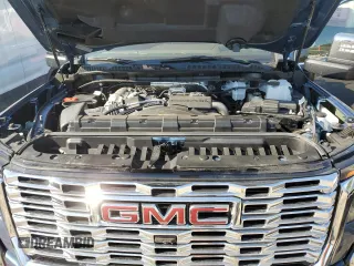 2024 GMC Sierra 2500HD Denali z VIN 1GT49REY5RF381137, wystawiony jako Copart lot #47956675 z przebiegiem 3 299 mil mil oraz Szkoda całkowita • Salvage title. Historia ofert i sprzedaży dostępna na DreamBid. Obrazek 11.