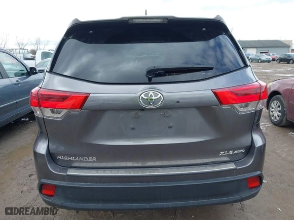 2018 Toyota Highlander SE with VIN 5TDJZRFH1JS871340, listed as a IAAI auction lot 41822102 with 60,020 mi miles. Bid and sale history available at carsss.com. Image 17.