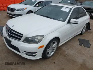 2014 Mercedes-Benz C 250 Sport z VIN WDDGF4HB7EG213817, wystawiony jako IAAI lot #41745579 z przebiegiem Nie podano mil oraz . Historia ofert i sprzedaży dostępna na DreamBid. Obrazek 2.