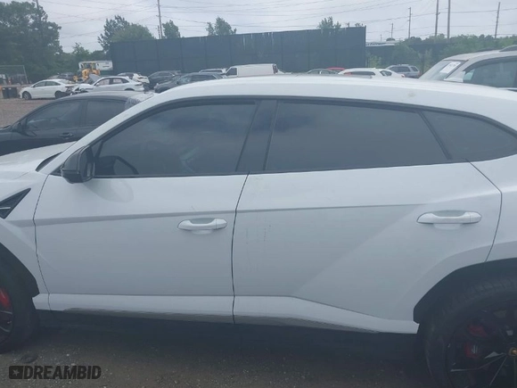2020 Lamborghini Urus with VIN ZPBUA1ZL9LLA10233, listed as a IAAI auction lot 39731921 with NaN miles. Bid and sale history available at carsss.com. Image 14.