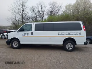 2023 Chevrolet Express Passenger LS z VIN 1GAZGNFP2P1137216, wystawiony jako IAAI lot #41923220 z przebiegiem 14 163 mil mil oraz . Historia ofert i sprzedaży dostępna na DreamBid. Obrazek 15.