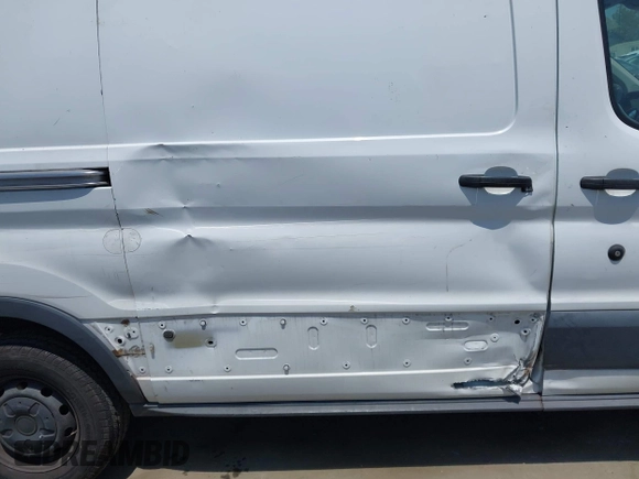 2018 Ford Transit z VIN 1FTYE1YM3JKA17396, wystawiony jako IAAI lot #42575062 z przebiegiem 68 063 mil mil oraz . Historia ofert i sprzedaży dostępna na DreamBid. Obrazek 6.