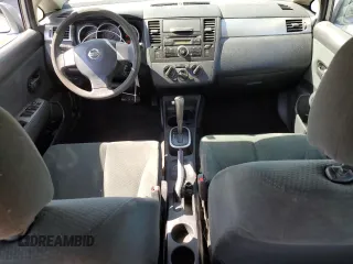 2011 Nissan Versa S z VIN 3N1BC1CP2BL469761, wystawiony jako Copart lot #57906935 z przebiegiem 178 416 mil mil oraz Szkoda całkowita • Salvage title. Historia ofert i sprzedaży dostępna na DreamBid. Obrazek 8.
