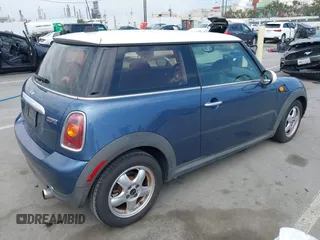 2009 MINI Hardtop z VIN WMWMF33569TW77166, wystawiony jako IAAI lot #42120132 z przebiegiem 150 291 mil mil oraz . Historia ofert i sprzedaży dostępna na DreamBid. Obrazek 4.