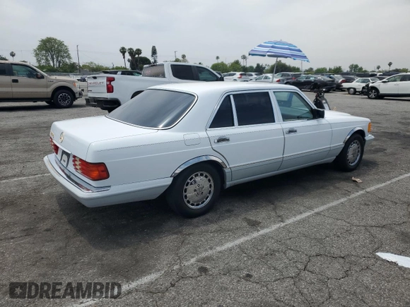 1990 Mercedes-Benz 560 z VIN WDBCA39E7LA505105, wystawiony jako Copart lot #58875015 z przebiegiem 88 261 mil mil oraz Szkoda całkowita • Salvage title. Historia ofert i sprzedaży dostępna na DreamBid. Obrazek 3.