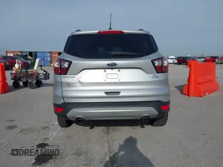 2018 Ford Escape SE z VIN 1FMCU9GD6JUC91365, wystawiony jako IAAI lot #39152113 z przebiegiem 129 283 mil mil oraz . Historia ofert i sprzedaży dostępna na DreamBid. Obrazek 16.