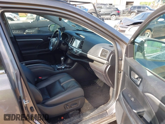2018 Toyota Highlander SE with VIN 5TDKZRFH4JS548677, listed as a IAAI auction lot 42171321 with 94,205 mi miles and . Bid and sale history available at DreamBid. Image 5.