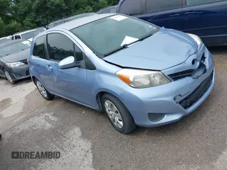 2013 Toyota Yaris L z VIN JTDJTUD34DD569410, wystawiony jako IAAI lot #42469543 z przebiegiem 179 992 mil mil oraz . Historia ofert i sprzedaży dostępna na DreamBid. Obrazek 1.