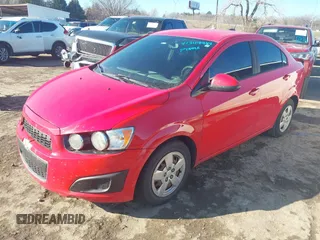 2016 Chevrolet Sonic LS z VIN 1G1JA5SH7G4163256, wystawiony jako IAAI lot #41349948 z przebiegiem 127 279 mil mil oraz . Historia ofert i sprzedaży dostępna na DreamBid. Obrazek 2.