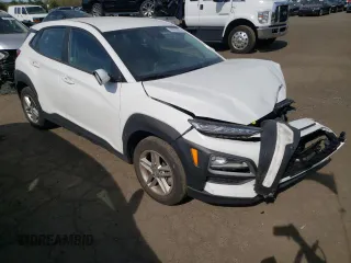 2021 Hyundai Kona SE z VIN KM8K1CAAXMU746447, wystawiony jako Copart lot #55303085 z przebiegiem 26 726 mil mil oraz Szkody całkowita. Historia ofert i sprzedaży dostępna na DreamBid. Obrazek 4.
