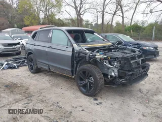 2023 Volkswagen Tiguan SE R-Line Black z VIN 3VVCB7AX7PM139112, wystawiony jako IAAI lot #41944796 z przebiegiem 16 859 mil mil oraz . Historia ofert i sprzedaży dostępna na DreamBid. Obrazek 1.