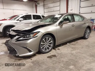 2021 Lexus ES 250 z VIN 58AD11D11MU007968, wystawiony jako IAAI lot #41968246 z przebiegiem 11 522 mil mil oraz . Historia ofert i sprzedaży dostępna na DreamBid. Obrazek 2.