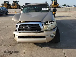 2005 Toyota Tacoma PreRunner z VIN 3TMKU72N85M003408, wystawiony jako Copart lot #57670935 z przebiegiem 247 189 mil mil oraz Szkoda całkowita • Salvage title. Historia ofert i sprzedaży dostępna na DreamBid. Obrazek 13.