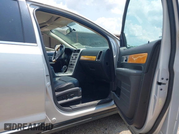 2010 Lincoln MKX z VIN 2LMDJ6JC8ABJ30277, wystawiony jako IAAI lot #42368664 z przebiegiem 149 984 mil mil oraz . Historia ofert i sprzedaży dostępna na DreamBid. Obrazek 12.