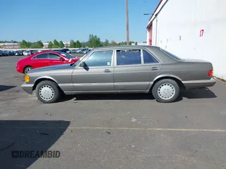 1986 Mercedes-Benz 420 Series 420SEL with VIN WDBCA35D9GA209179, listed as a IAAI auction lot 42081253 with 141,249 mi miles. Bid and sale history available at carsss.com. Image 14.